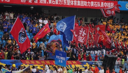 开云-“苏超”应援“楚超”，泰州130余名球迷自驾7个半小时到黄石加油
